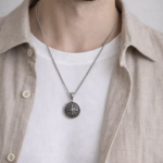 colar-masculino-bussola-estiloso-modelo