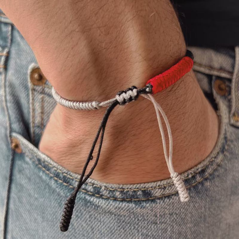 pulseira-de-corda-estilosa-preto-e-cinza-detalhe