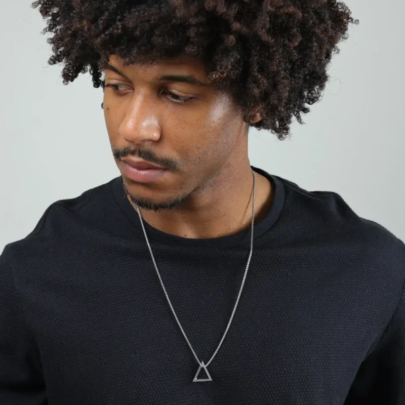 colar-triangolo-vuoto-minimalista-em-aco-inox-modelo colar-triangolo-vuoto-minimalista-em-aco-inox-modelo