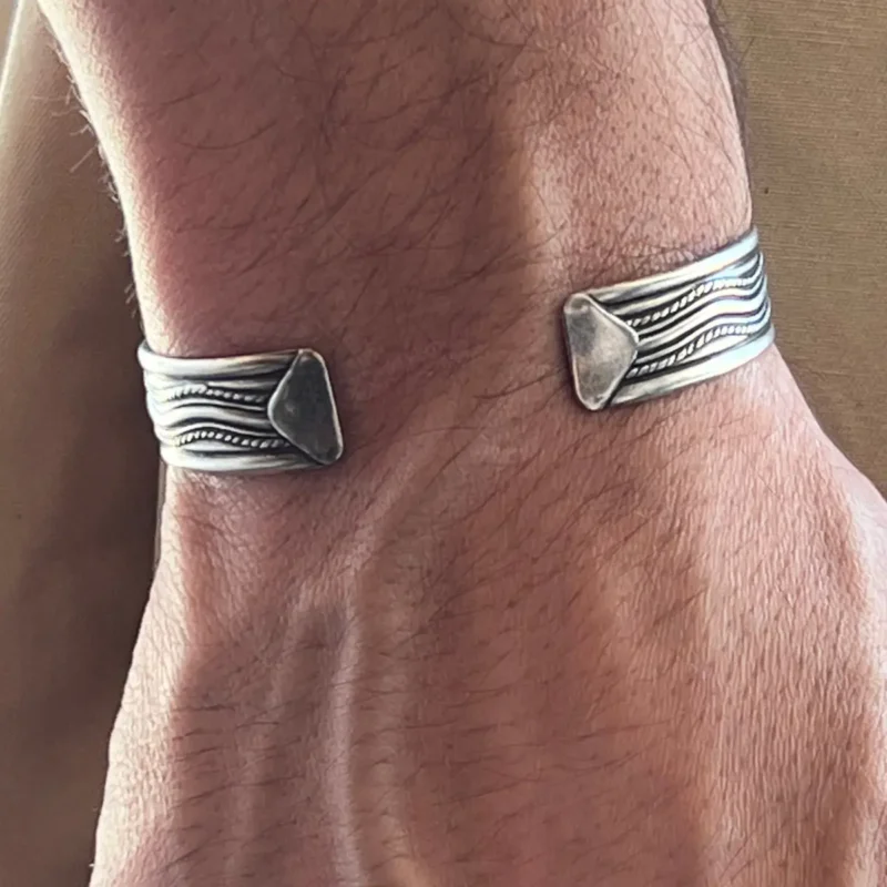 bracelete-flow-em-niquel-prata-detalhe bracelete-flow-em-niquel-prata-detalhe