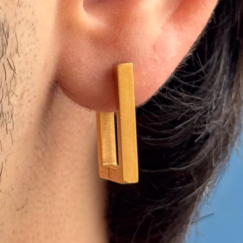 brinco-haze-retangular-em-aco-inox-dourado-detalhe brinco-haze-retangular-em-aco-inox-dourado-detalhe