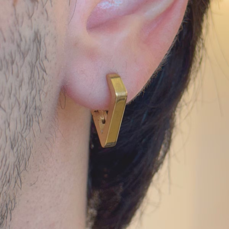 brinco-knox-geometrico-em-aco-inox-dourado-detalhe brinco-knox-geometrico-em-aco-inox-dourado-detalhe