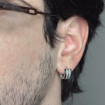 brinco-nero-brilhante-em-aco-inox-prata-e-preto-detalhe