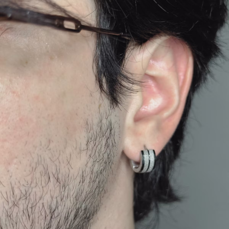 brinco-nero-brilhante-em-aco-inox-prata-e-preto-detalhe brinco-nero-brilhante-em-aco-inox-prata-e-preto-detalhe