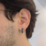 brinco-orion-argola-em-aco-inox-preto-e-prata-detalhe