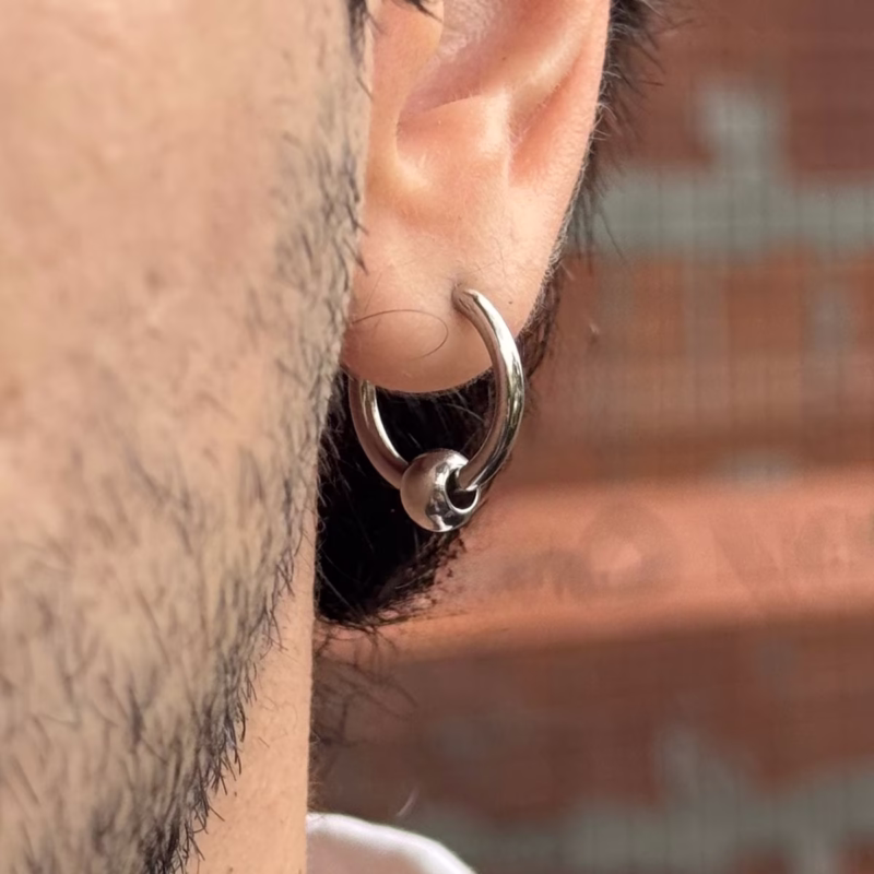 brinco-strix-de-argola-em-aco-inox-prateado-detalhe