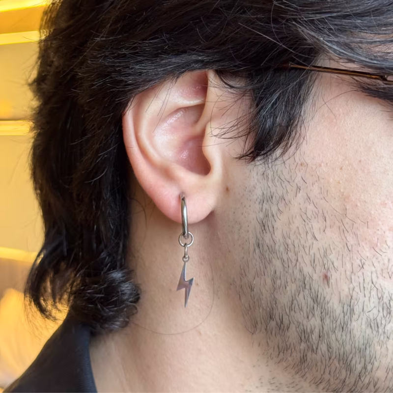 brinco-vorn-em-argola-com-raio-em-aco-inox-prata-detalhe