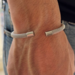 bracelete-cedro-em-aco-inox-prata-detalhe