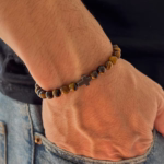 pulseira-lazare-com-pedra-natural-olho-de-tigre-e-cruz-em-hematita
