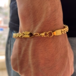 pulseira-luxor-em-elo-cubano-dourada-detalhe