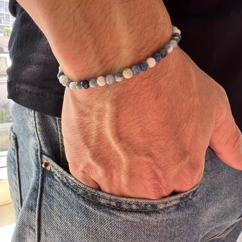 pulseira-zarion-com-pedra-natural-sodalita-detalhe pulseira-zarion-com-pedra-natural-sodalita-detalhe