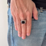 anel-kahn-em-aco-inox-preto-e-prata-detalhe