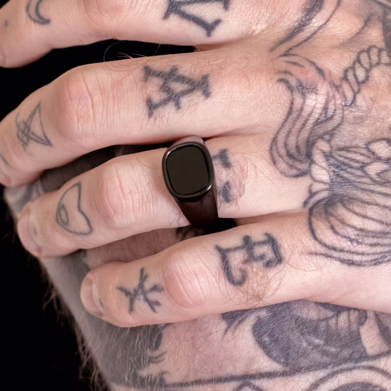 anel-masculino-kiro-em-aco-inoxidavel-preto-detalhe anel-masculino-kiro-em-aco-inoxidavel-preto-detalhe