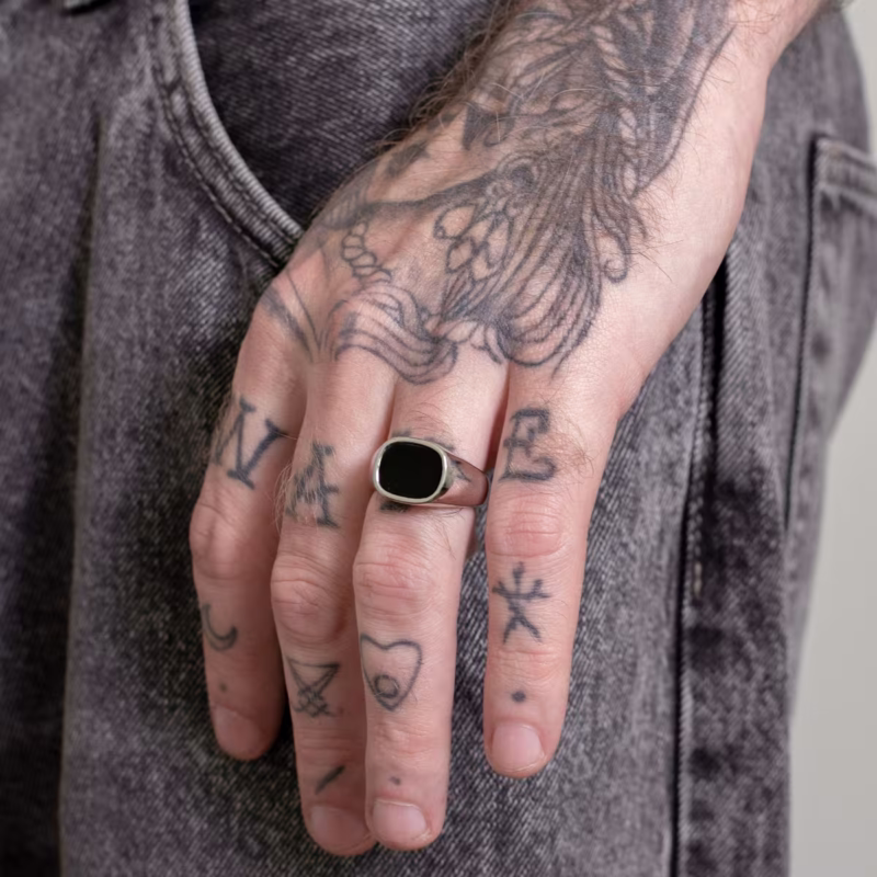 anel-masculino-leif-em-aco-inoxidavel-prata-detalhe anel-masculino-leif-em-aco-inoxidavel-prata-detalhe