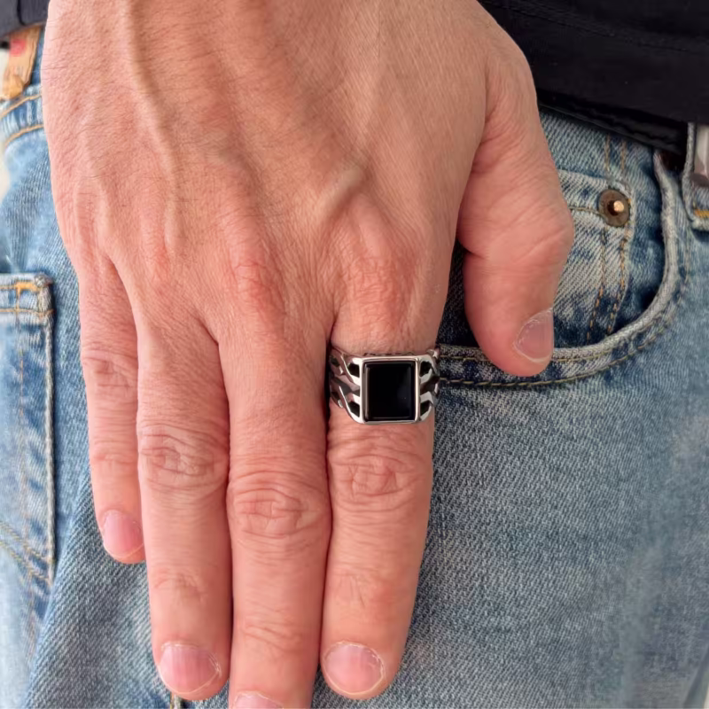anel-orkos-em-aco-inox-preto-e-prata-detalhe