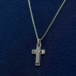 colar-aviv-com-cruz-em-aco-inox-prata-detalhe