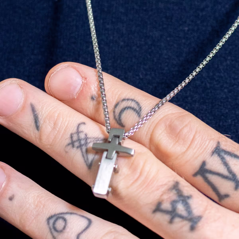 colar-chaim-cruz-em-aco-inox-prata-detalhe colar-chaim-cruz-em-aco-inox-prata-detalhe