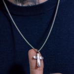 colar-elohim-com-cruz-em-aco-inox-escovado-detalhe