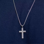 colar-invicta-com-cruz-em-aco-inoxidavel-detalhe