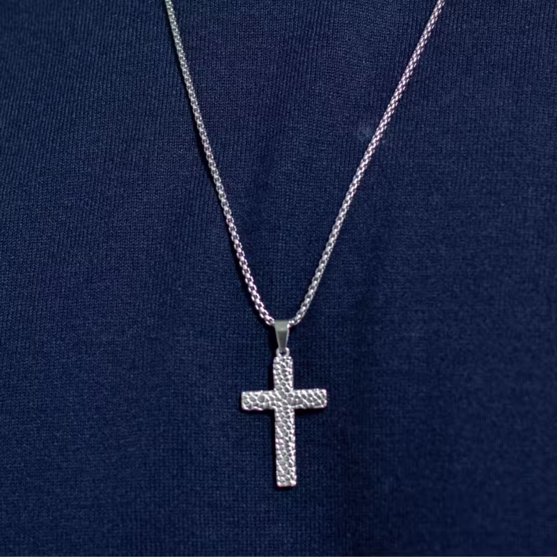 colar-invicta-com-cruz-em-aco-inoxidavel-detalhe colar-invicta-com-cruz-em-aco-inoxidavel-detalhe