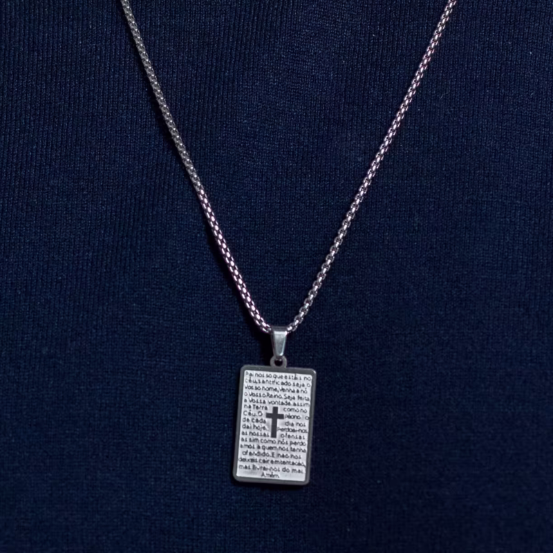 colar-lumina-com-oracao-pai-nosso-em-aco-inox-detalhe colar-lumina-com-oracao-pai-nosso-em-aco-inox-detalhe