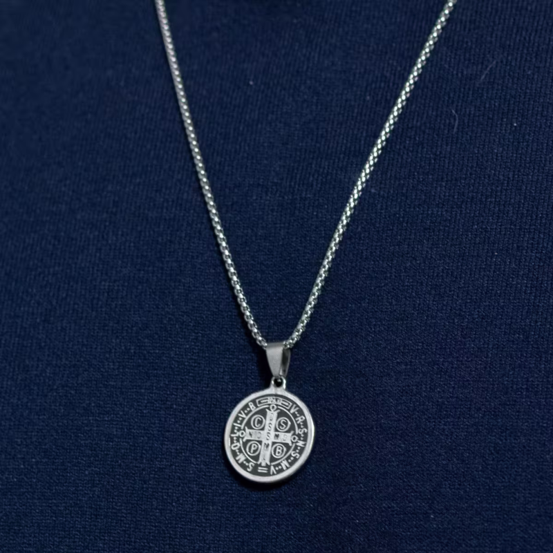 colar-masculino-fortis-sao-bento-em-aco-inoxidavel-detalhe
