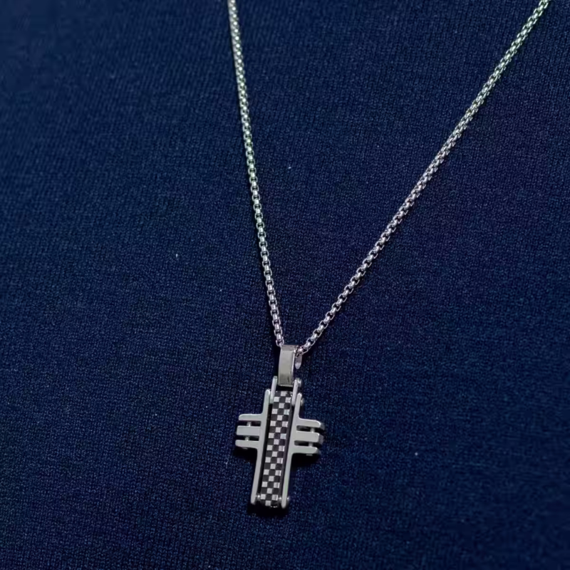 colar-shalom-com-cruz-em-aco-inox-prata-detalhe