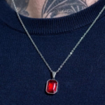 colar-zyra-em-aco-inox-com-pedra-vermelha-detalhe