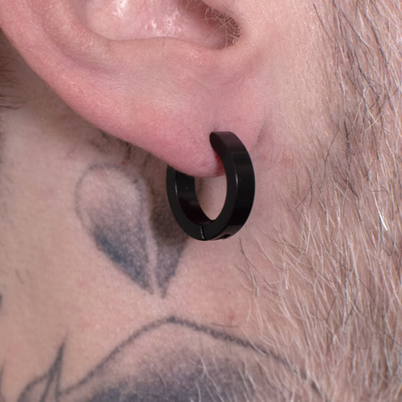 par-de-brincos-bold-em-argola-aco-inox-preto-detalhe par-de-brincos-bold-em-argola-aco-inox-preto-detalhe