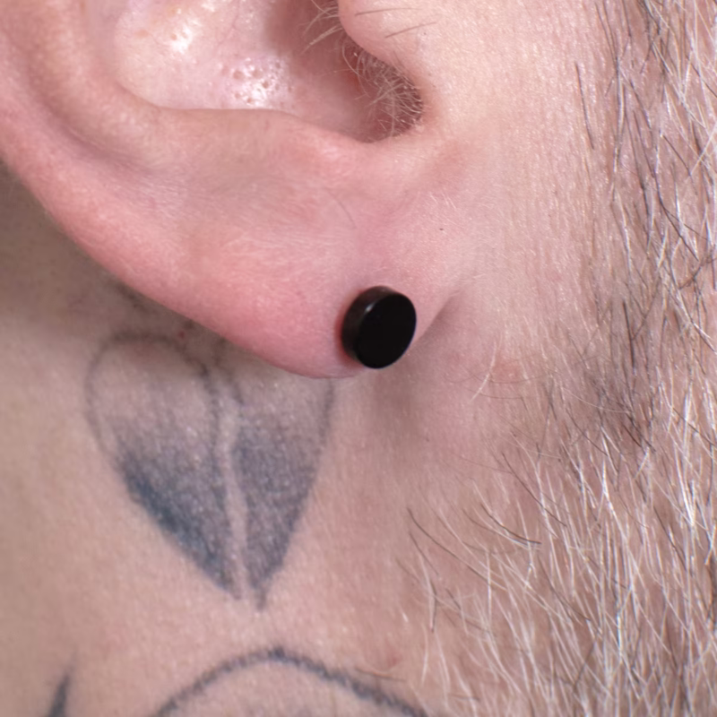 par-de-brincos-brivon-em-aco-inox-preto-detalhe par-de-brincos-brivon-em-aco-inox-preto-detalhe