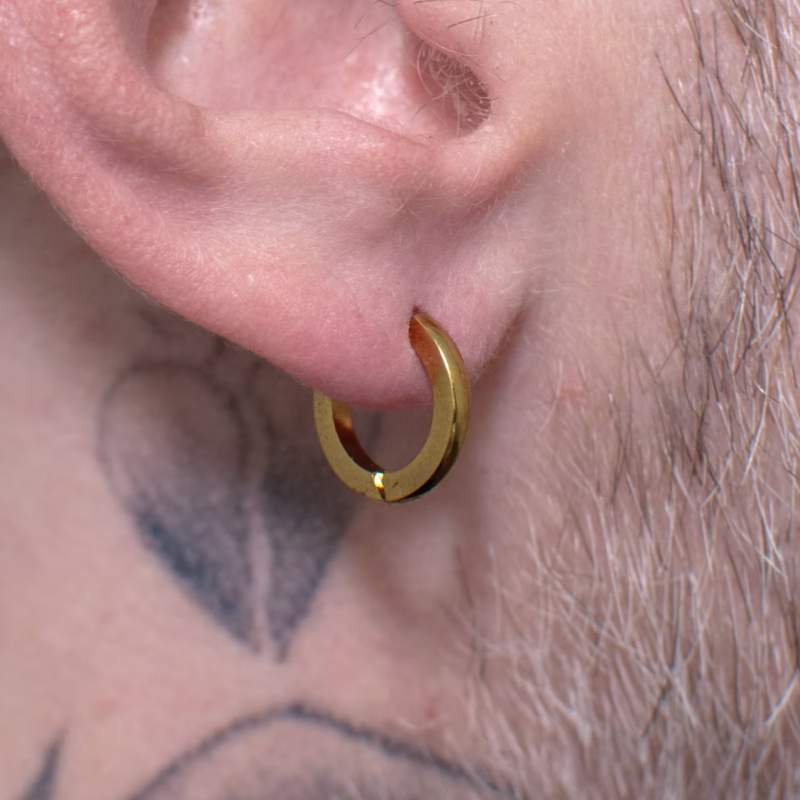 par-de-brincos-cevron-argola-em-aco-inox-dourado-detalhe par-de-brincos-cevron-argola-em-aco-inox-dourado-detalhe