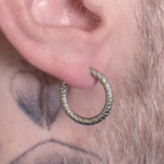 par-de-brincos-cyclo-martelado-em-aco-inox-prata-detalhe