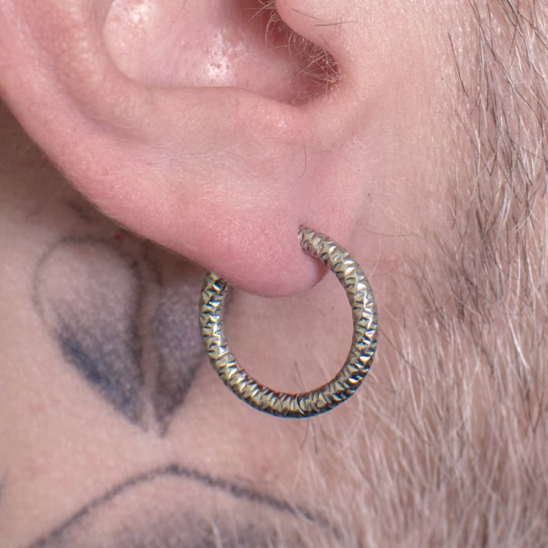 par-de-brincos-cyclo-martelado-em-aco-inox-prata-detalhe par-de-brincos-cyclo-martelado-em-aco-inox-prata-detalhe