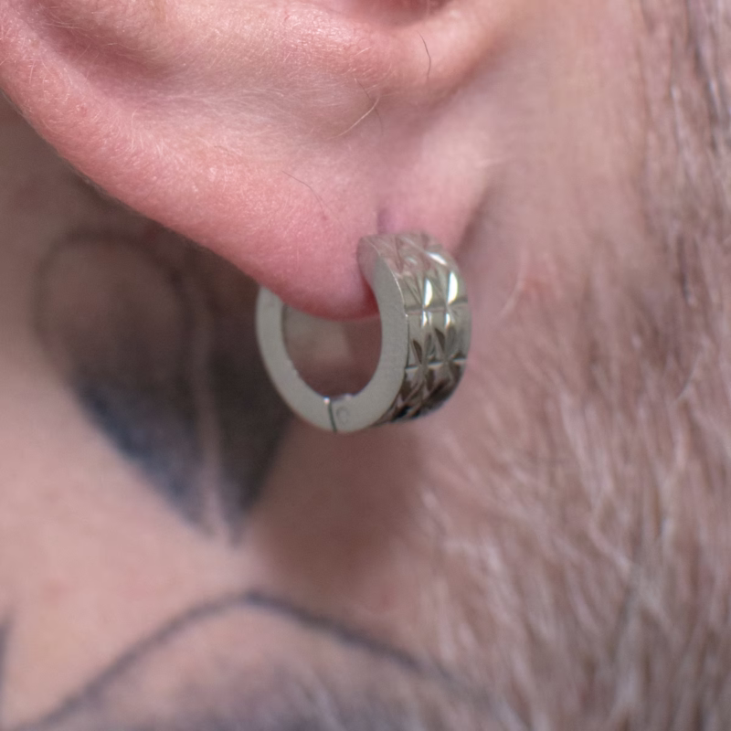 par-de-brincos-lunor-argola-em-aco-inox-prata-detalhe par-de-brincos-lunor-argola-em-aco-inox-prata-detalhe