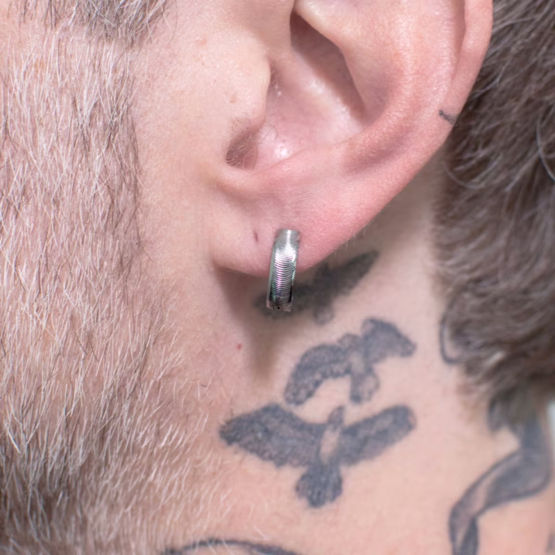 par-de-brincos-morvel-argola-em-aco-inox-prata-detalhe par-de-brincos-morvel-argola-em-aco-inox-prata-detalhe