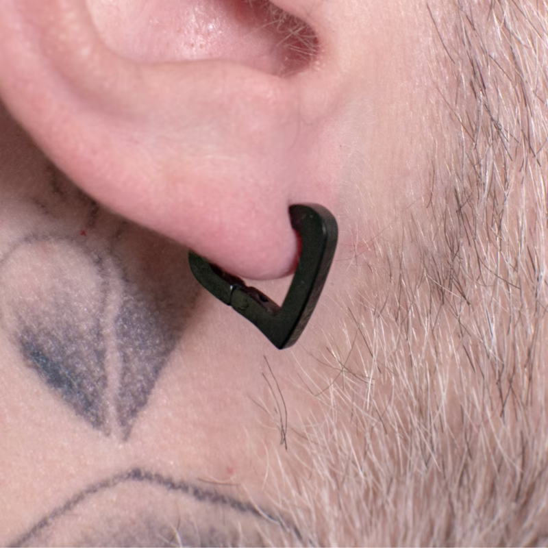 par-de-brincos-vezio-em-aco-inox-preto-detalhe par-de-brincos-vezio-em-aco-inox-preto-detalhe