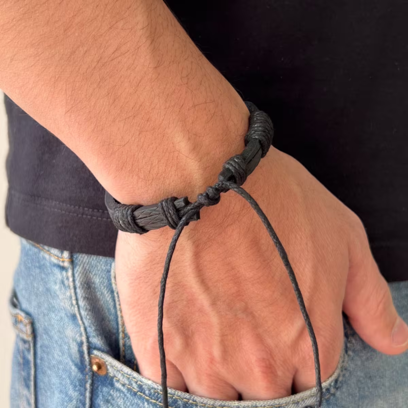 pulseira-hules-de-couro-preta-detalhe pulseira-hules-de-couro-preta-detalhe