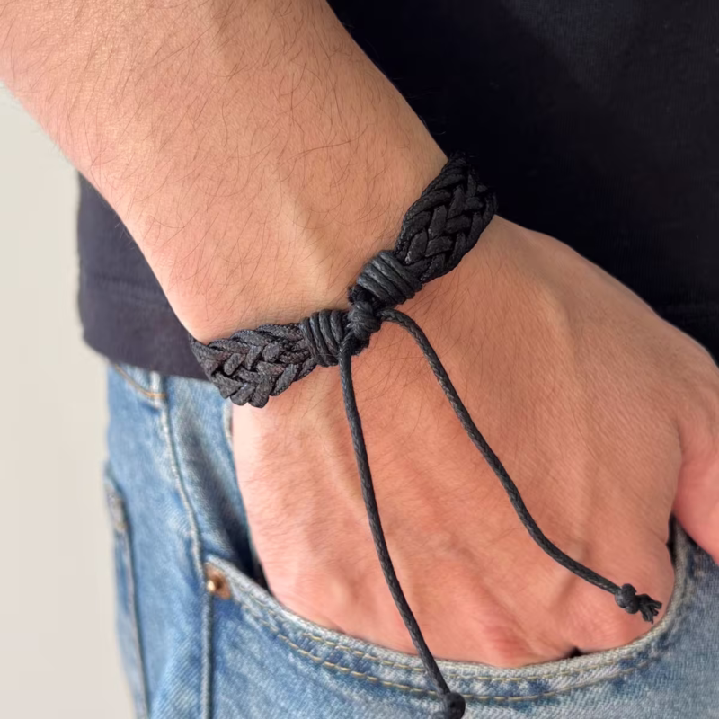 pulseira-loic-ajustavel-preta-detalhe