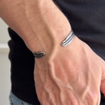 bracelete-pena-em-aco-inox-ajustavel-detalhe