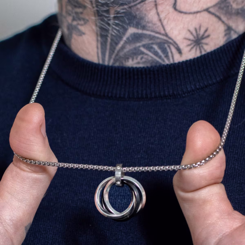 colar-skarn-em-aco-inox-prata-e-preto-detalhe colar-skarn-em-aco-inox-prata-e-preto-detalhe