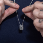 escapulario-de-protecao-em-aco-inox-prata-detalhe