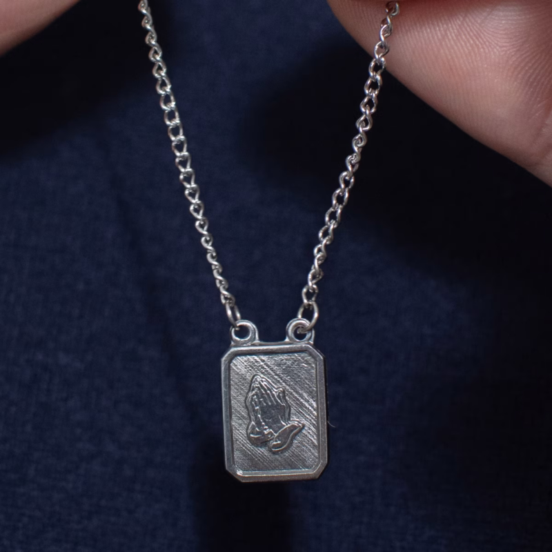 escapulario-de-protecao-em-aco-inox-prata-detalhe (2)