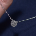 escapulario-falkr-sao-bento-em-aco-inox-prata-detalhe