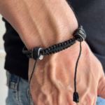 pulseira-nain-de-couro-preto-ajustavel-detalhe