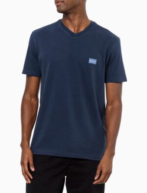 Camiseta Masculina Gola v Básica Logo No Peito Calvin Klein Jeans - Azul Marinho Camiseta Masculina Gola v Básica Logo No Peito Calvin Klein Jeans Azul Marinho
